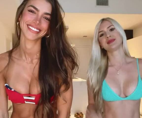 Laura Sagra show off Erotic body with friends !!!