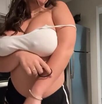 Colleen Sheehan Onlyfans leak – No bra show Big tits