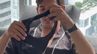 Aroomi Kim onlyfans leak – Her underwear becomes BF mask