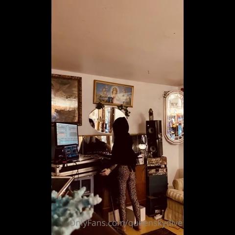 Norwegian Queenskydive Dance